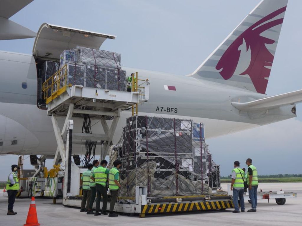 Momen Logistik WSBK Diturunkan dari Pesawat Jumbo di Bandara Lombok