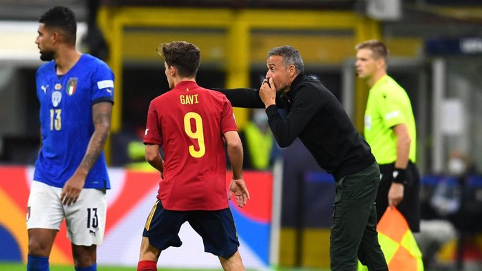 MILAN, ITALY - OCTOBER 06: Head coach Spain Luis Enriquee and Pablo Martín Páez Gavira, Gavi, of Spain #9 chat during the UEFA Nations League 2021 Semi-final match between Italy and Spain at Giuseppe Meazza Stadium on October 06, 2021 in Milan, Italy. (Photo by Claudio Villa/Getty Images)