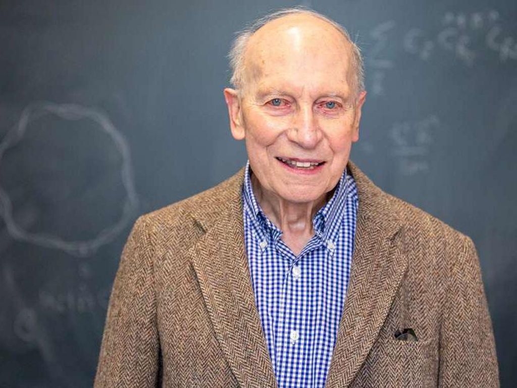 Belajar Tak Kenal Umur, Mahasiswa Fisika Gaet PhD di Usia 89 Tahun