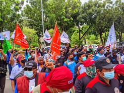 Geruduk Balai Kota, Massa Buruh Tuntut Anies Naikkan Upah Minimum 2022