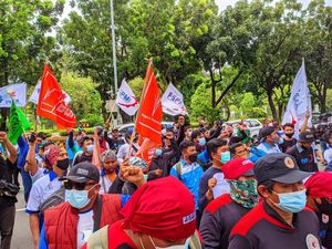 Geruduk Balai Kota, Massa Buruh Tuntut Anies Naikkan Upah Minimum 2022 Geruduk Balai Kota, Massa Buruh Tuntut Anies Naikkan Upah Minimum 2022