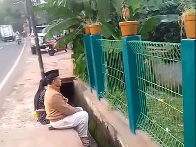 Potret Pilu Mertua Vanessa Angel Berdoa dari Luar Pagar Gegara Makam Digembok