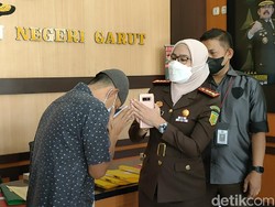 Balada Comara Dibebaskan Jaksa Usai Curi Ponsel di Kantor Desa