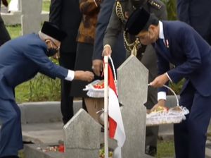Momen Jokowi-Maruf Tabur Bunga di Makam Pahlawan Kalibata