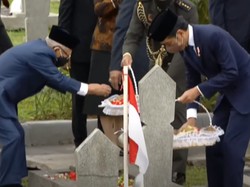 Momen Jokowi-Maruf Tabur Bunga di Makam Pahlawan Kalibata