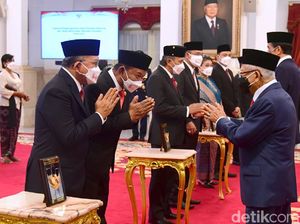 Nama Pahlawan Nasional dan Asalnya yang Diberi Gelar di 2021 Nama Pahlawan Nasional dan Asalnya yang Diberi Gelar di 2021