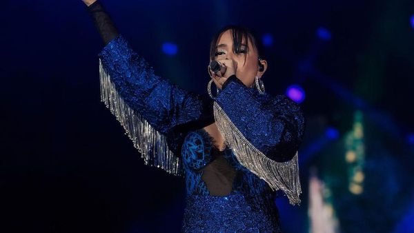 Niki Berkarier di Amerika, Ini 10 Gaya Panggungnya yang Stylish dan Seksi