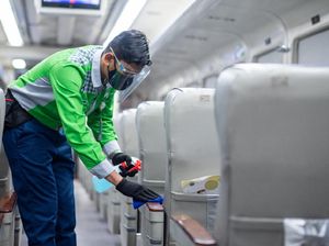 Mengenal Petugas On Train Cleaning, Pahlawan Kebersihan Kereta Api