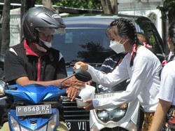Siswa SMA di Banyuwangi Bagi Masker dan Nasbung Pakai Baju Pejuang
