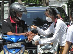 Siswa SMA di Banyuwangi Bagi Masker dan Nasbung Pakai Baju Pejuang Siswa SMA di Banyuwangi Bagi Masker dan Nasbung Pakai Baju Pejuang