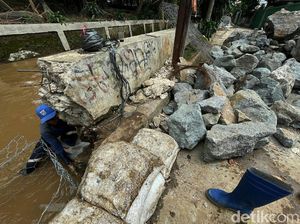 Kerja Keras Pasukan Biru Perbaiki Tanggul Jebol di Kali Baru