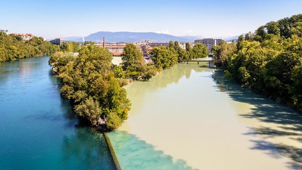 Potret 2 Sungai Beda Warna yang Menyatu