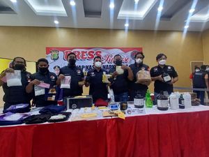 Polisi Bandara Soetta Gagalkan Penyelundupan 4,8 Kg Sabu di Celana Jin Polisi Bandara Soetta Gagalkan Penyelundupan 4,8 Kg Sabu di Celana Jin