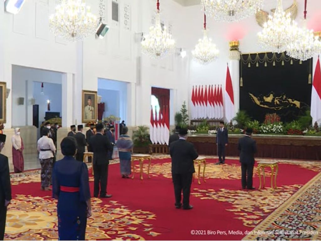 Jokowi Anugerahkan Gelar Pahlawan ke Usmar Ismail-Raden Ayra Wangsakara