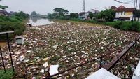Duh, Sampah Menumpuk di Sungai Cikeruh Bojongsoang