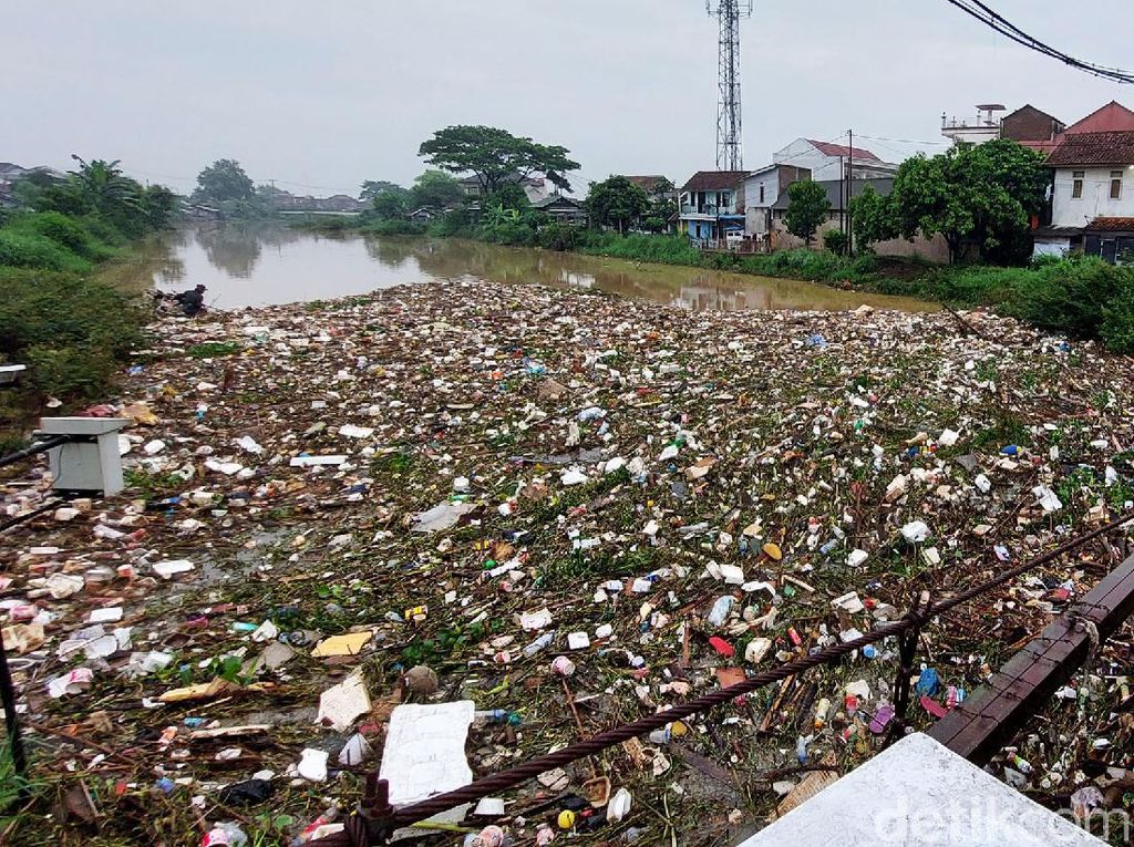 Duh, Sampah Menumpuk di Sungai Cikeruh Bojongsoang