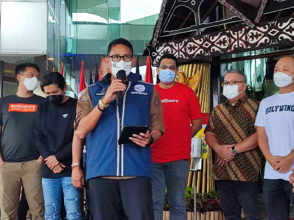 Sandiaga Luncurkan Mobil Vaksin Keliling, Gandeng Holywings dkk Sandiaga Luncurkan Mobil Vaksin Keliling, Gandeng Holywings dkk