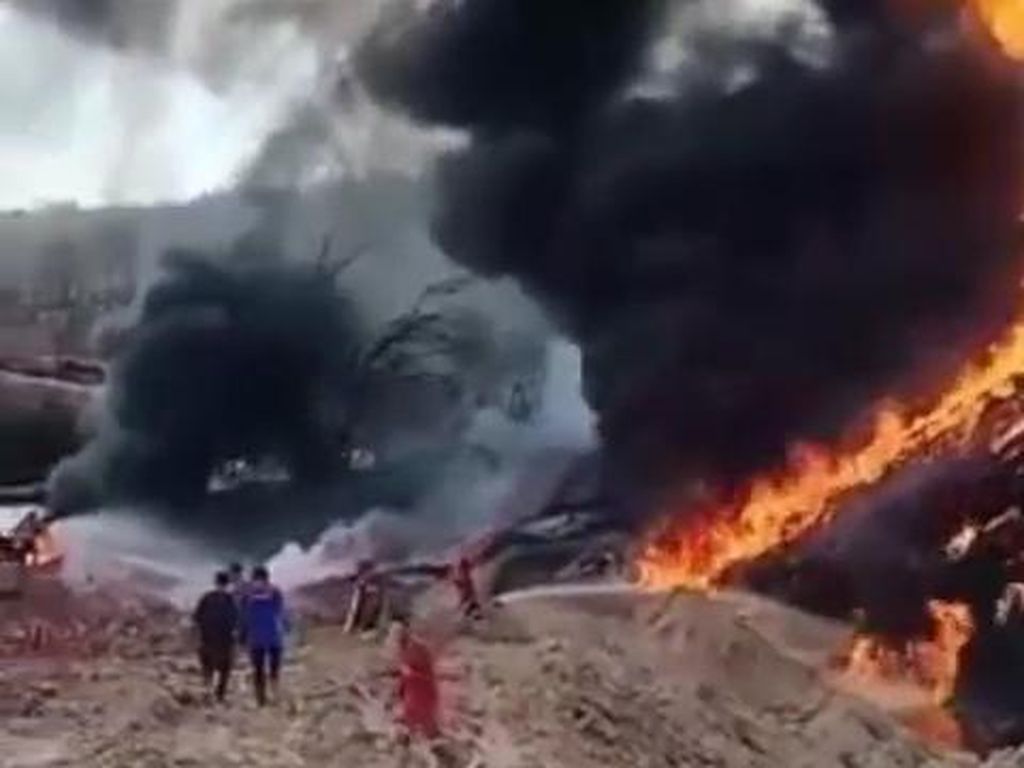Upaya Pemadaman Semburan Api di Sumur Minyak Ilegal Sumsel Terus Dilakukan Upaya Pemadaman Semburan Api di Sumur Minyak Ilegal Sumsel Terus Dilakukan