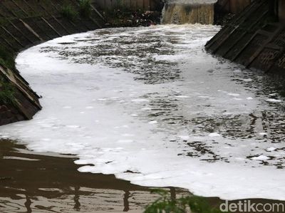 Parah! Sungai Cinambo Bandung Berbuih