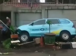 Taksi Loncat ke Trotoar-Tabrak Tiang Rambu di Dekat Kedubes Rusia