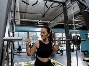 Angkat Beban di Usia Remaja Bikin Badan Pendek, Mitos atau Fakta?