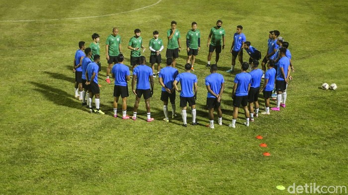 Sejumlah pemain Tim Nasional Indonesia berlatih di Lapangan ABC, Jakarta, Selasa (9/11/2021). Latihan tersebut digelar jelang TC ke Turki.