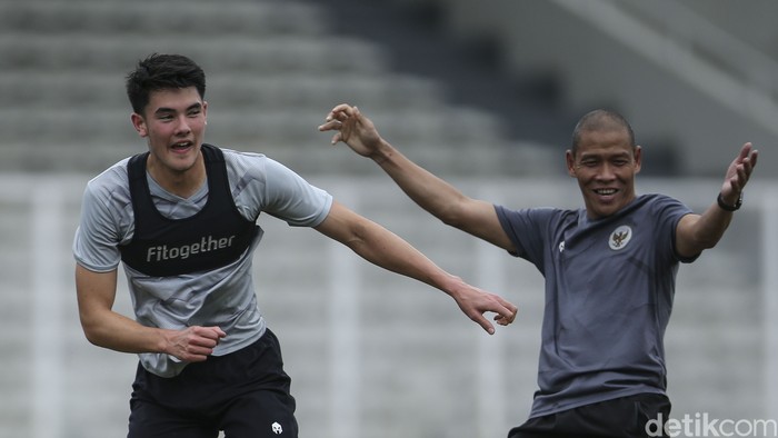 Pemain yang baru mendapatkan KTP Indonesia ini turut latihan bersama sebelum berangkat ke Turki untuk menjalani TC. Postur tubuhnya tinggi banget lho gaes.