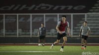 Pada akhirnya ia memilih menjadi WNI dengan membuat KTP. Dengan begitu, ia membuang kesempatan untuk menjadi warga Inggris lantaran Indonesia menganut kewarganegaraan tunggal.
