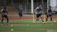 Sementara itu Elkan rencananya baru akan bergabung dalam latihan Timnas Indonesia, Rabu (10/11), sore, WIB. Ia absen pada dua hari latihan pertama di Jakarta karena sedang menjalani karantina.
