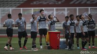 Elkan Baggott menjalani latihan bersama Timnas Indonesia di Stadion Madya, Jakarta, Rabu (10/11/2021).
