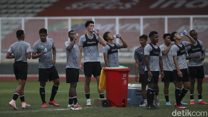 Pemain yang baru mendapatkan KTP Indonesia ini turut latihan bersama sebelum berangkat ke Turki untuk menjalani TC. Postur tubuhnya tinggi banget lho gaes.
