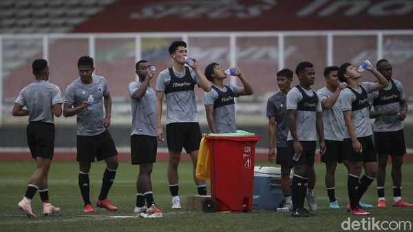 Tinggi Banget! Ini Potret Elkan Baggott Latihan Bareng Timnas