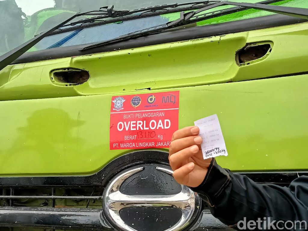 20 Truk Kelebihan Muatan Kena Tilang di Tol Jakbar 20 Truk Kelebihan Muatan Kena Tilang di Tol Jakbar