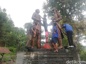 Melihat Aksi Viking Sumedang Bersihkan Patung Pangeran Kornel dan Daendels