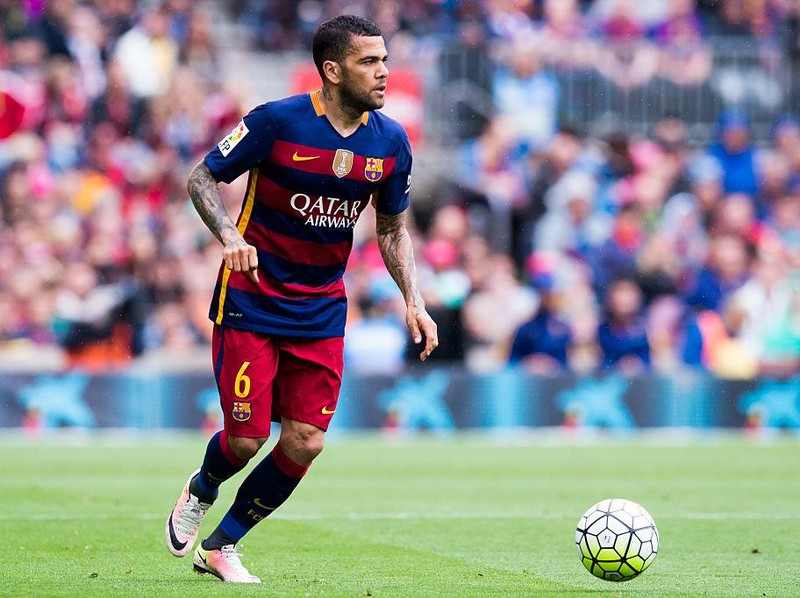 BARCELONA, SPAIN - MAY 08:  Dani Alves of FC Barcelona runs with the ball during the La Liga match between FC Barcelona and RCD Espanyol at Camp Nou on May 8, 2016 in Barcelona, Spain.  (Photo by Alex Caparros/Getty Images)