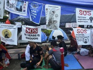 Aksi Pencari Suaka Dirikan Tenda di Depan Kantor UNHCR Makassar