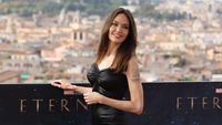 Pantesan Tampil Glowing di Usia 48, Ternyata Begini Rahasianya Angelina Jolie