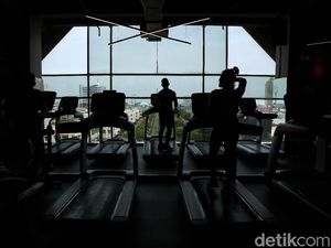 Antusias Warga Olahraga di Pusat Kebugaran Saat Jakarta PPKM Level 1 Antusias Warga Olahraga di Pusat Kebugaran Saat Jakarta PPKM Level 1