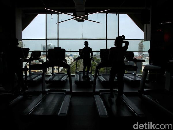 Antusias Warga Olahraga di Pusat Kebugaran Saat Jakarta PPKM Level 1