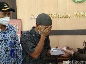 Tangis Comara yang Curi HP Demi Anak Terima Bantuan dari Jaksa