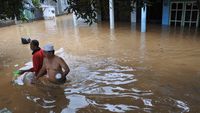 Potret Aktivitas Warga Terdampak Banjir di Jember