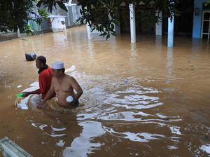Potret Aktivitas Warga Terdampak Banjir di Jember