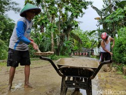 Banjir Bawa Lumpur Repotkan Warga Pacitan