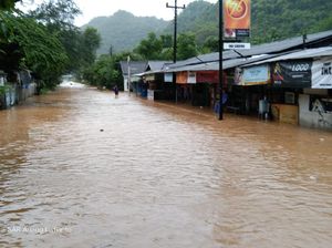 Perkampungan Nelayan Sadeng Gunungkidul Banjir, Warga Mengungsi ke Pos AL Perkampungan Nelayan Sadeng Gunungkidul Banjir, Warga Mengungsi ke Pos AL