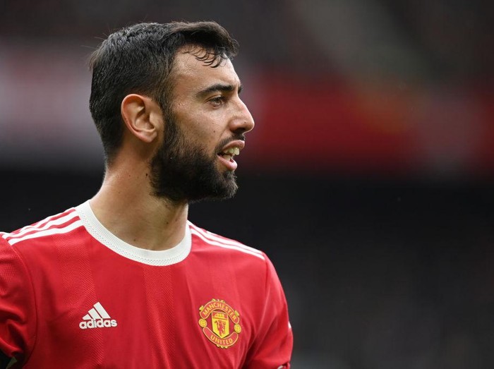 MANCHESTER, ENGLAND - OCTOBER 02: Bruno Fernandes of Manchester United looks on during the Premier League match between Manchester United and Everton at Old Trafford on October 02, 2021 in Manchester, England. (Photo by Michael Regan/Getty Images)