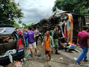Bus Ngebut Picu Kecelakaan Maut Rombongan Pengantin di Sragen Bus Ngebut Picu Kecelakaan Maut Rombongan Pengantin di Sragen