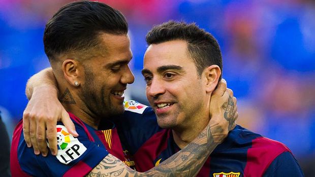 BARCELONA, SPAIN - MAY 23: Dani Alves (L) of FC Barcelona embraces his teammate Xavi Hernandez after the La Liga match between FC Barcelona and RC Deportivo La Coruna at Camp Nou on May 23, 2015 in Barcelona, Spain. (Photo by Alex Caparros/Getty Images)