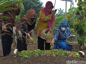 Tabur Bunga untuk Nakes di Tulungagung yang Gugur Karena COVID-19 Tabur Bunga untuk Nakes di Tulungagung yang Gugur Karena COVID-19