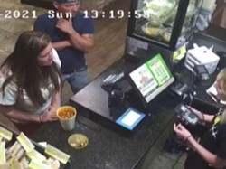 Bikin Heboh! Wanita Siram Kuah Panas ke Pekerja Resto Hanya Karena Ini