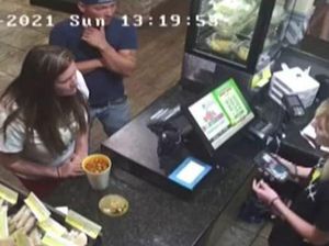 Bikin Heboh! Wanita Siram Kuah Panas ke Pekerja Resto Hanya Karena Ini Bikin Heboh! Wanita Siram Kuah Panas ke Pekerja Resto Hanya Karena Ini